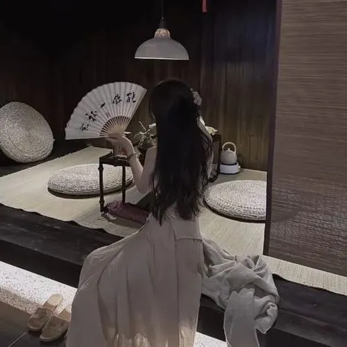 Ảnh chân dung gái xinh che mặt đầy tinh tế