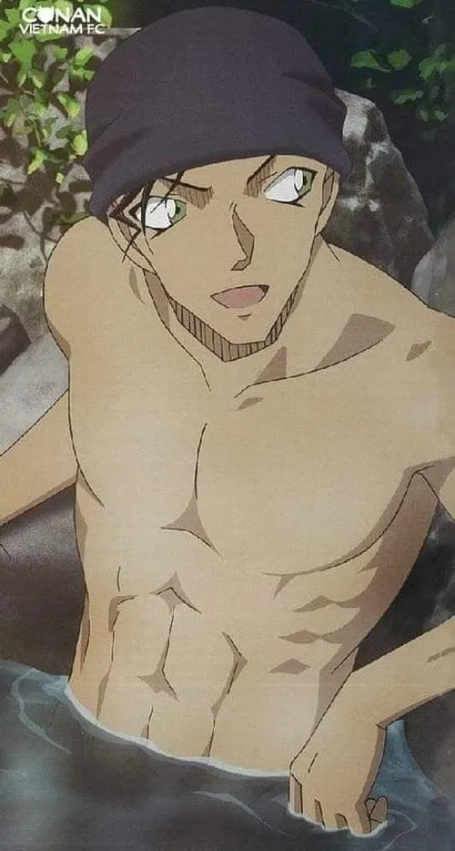 Ảnh đẹp Akai Shuichi khoe cơ vai dưới ánh nắng, mũ len tối, nét lạnh nhưng lãng tử.