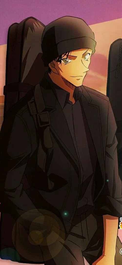 Ảnh đẹp Akai Shuichi trong ánh đèn vàng, áo khoác tối, mặt nghiêng trầm, chất lãng tử kín.