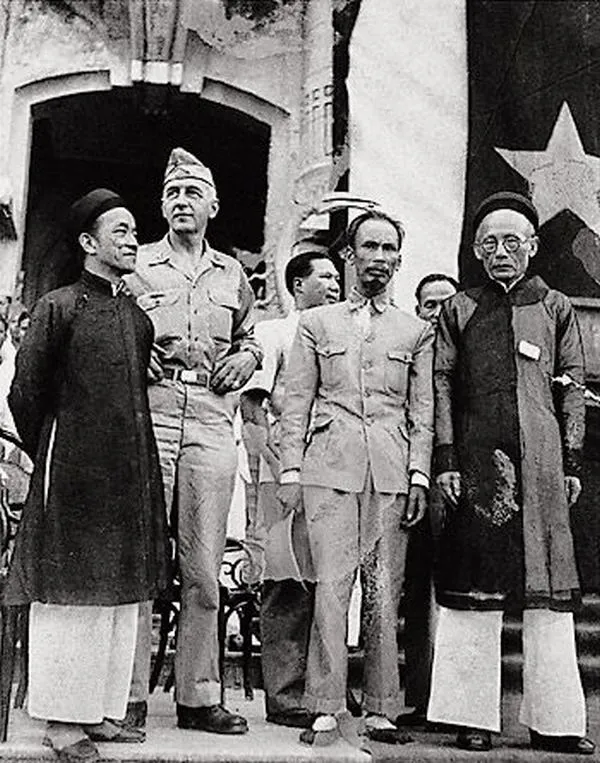 Ảnh bác Hồ đen trắng và cảm giác thời gian dừng lại trong một ánh nhìn