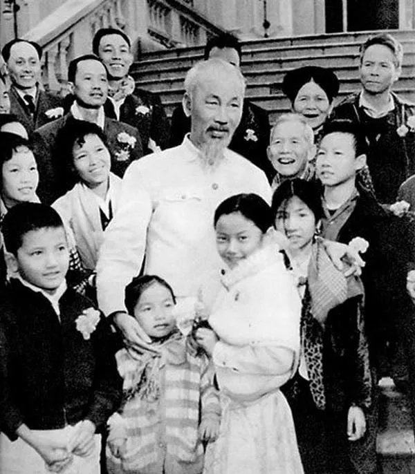 Tranh áo kaki cùng đôi dép cao su mộc mạc