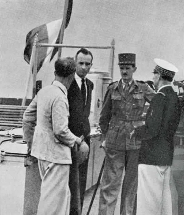 Tranh cuốn sổ tay bên áo kaki gợi tiết kiệm