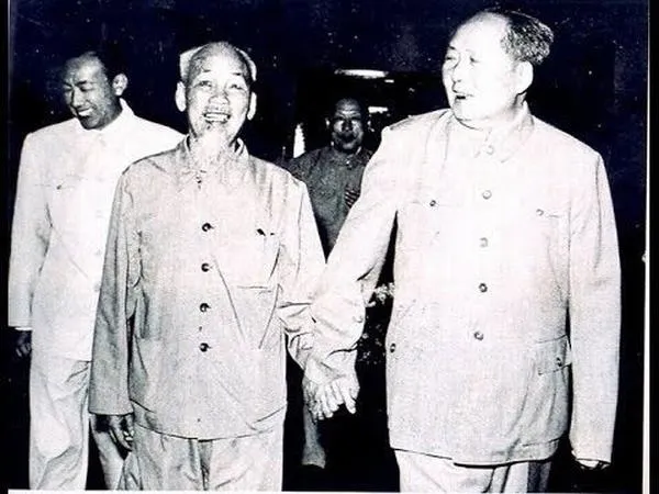 Tranh màu sắc xám chì hòa ám sắc tạo sâu