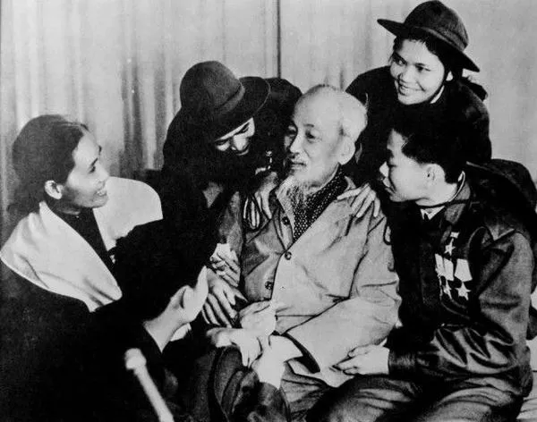 Tranh báo Nhân Dân áp phích tuyên truyền cổ điển