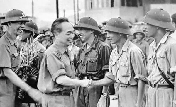 Tranh cảm giác thời gian lắng lại trong thang xám