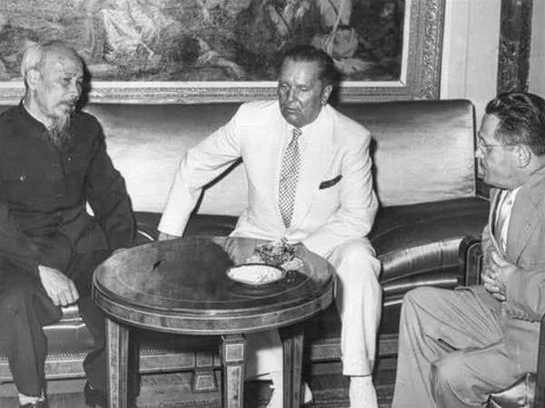 Tranh Khu di tích K9 Đá Chông gợi chân thực