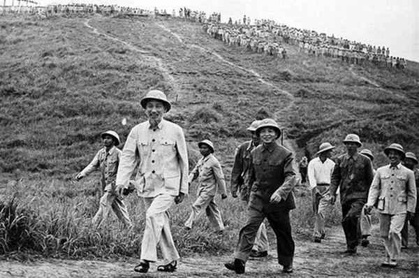 Hình ảnh tư liệu gợi kháng chiến với hạt nhiễu phim