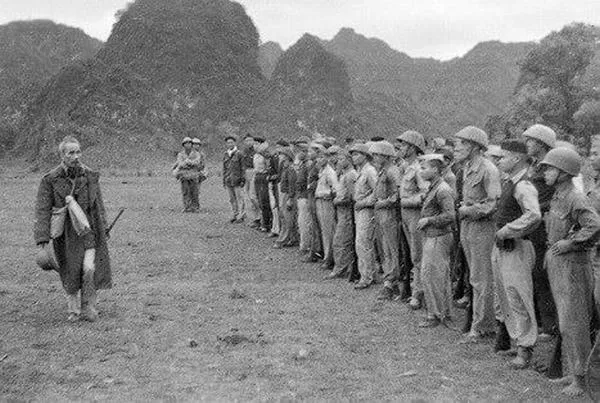 Hình tương phản sáng tối làm khối gương mặt gồm trán