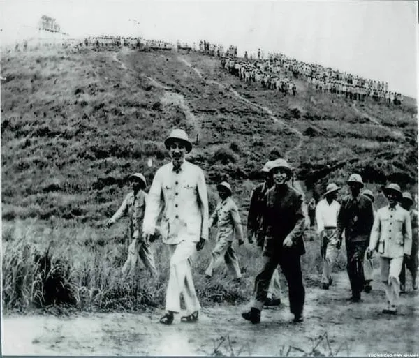 Ảnh nền tối chủ thể tách bạch tập trung