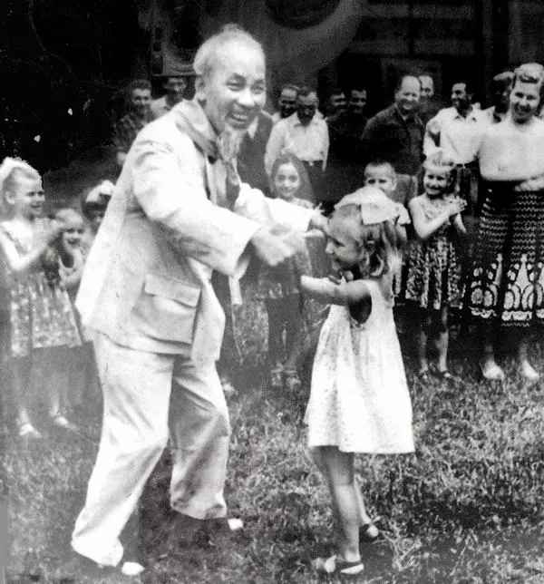 Bác Hồ trò chuyện với thiếu nhi trong không khí thân tình