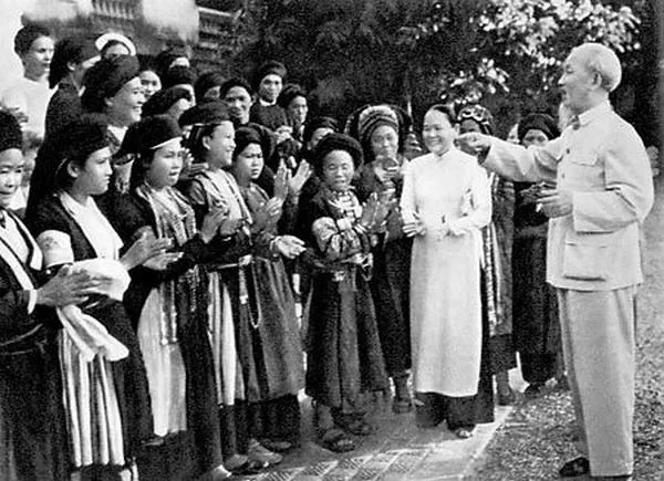 Ánh sáng ngược nhẹ làm nổi vòng tay che chở