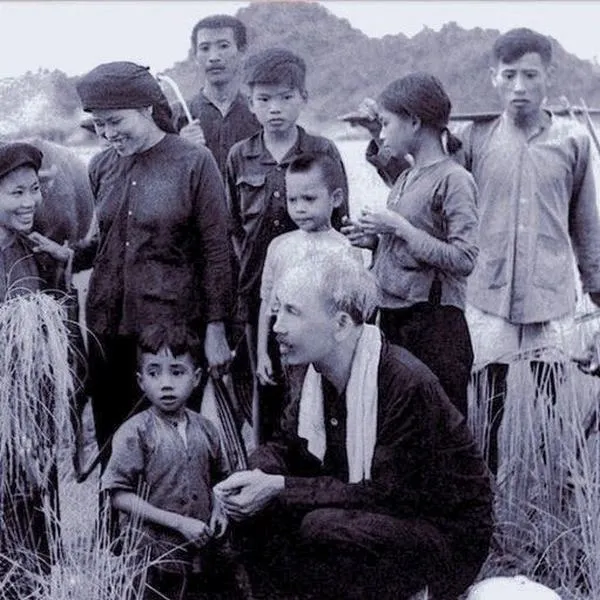 Bác Hồ giữa thiếu nhi trong tông màu đen trắng