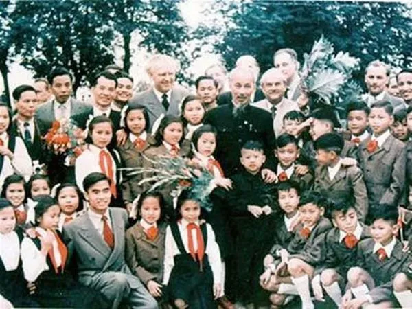 Bác Hồ xoa đầu em bé giữa ánh sáng tự nhiên mềm