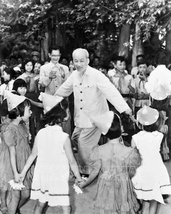 Ảnh bác Hồ với thiếu nhi như một lời nhắc nhẹ, rằng lòng tin cũng có hình dáng