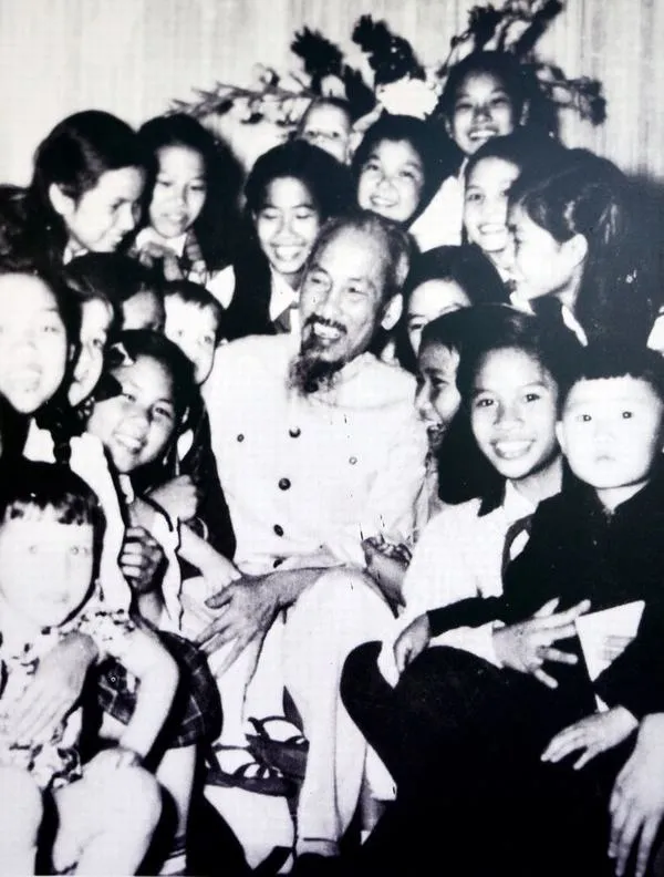 Ảnh Bác Hồ với các em nhỏ lưu giữ nhịp thở của thời cuộc