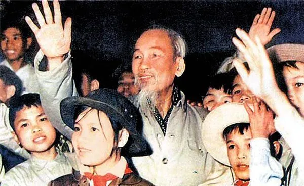 Bàn tay ấm của Bác Hồ đặt lên vai thiếu nhi