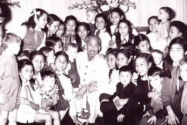 Bác Hồ giữa thiếu nhi trong tông màu film cũ