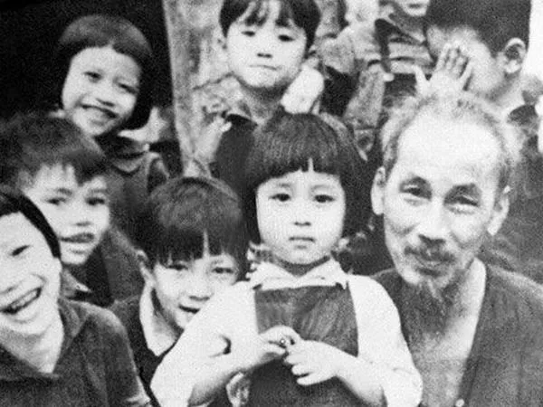 Ảnh Bác Hồ bên trẻ em gợi tình thương bền bỉ