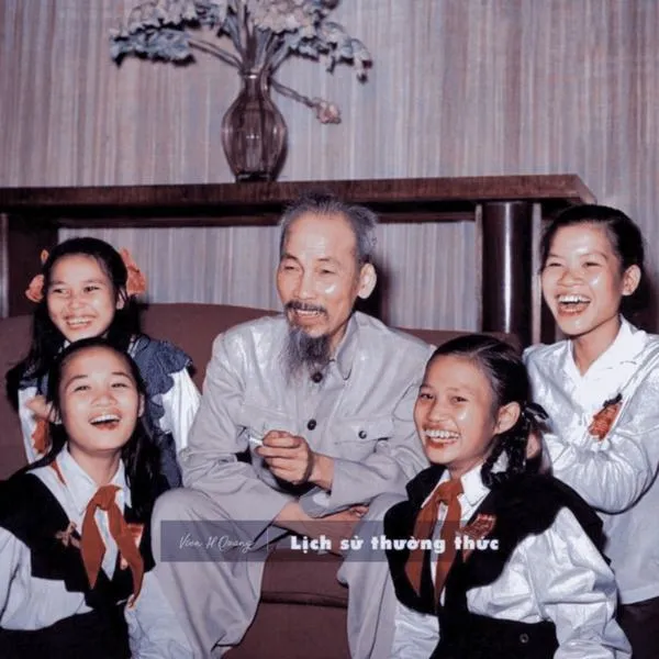 Bác Hồ trò chuyện cùng thiếu nhi dưới ánh sáng tự nhiên mềm