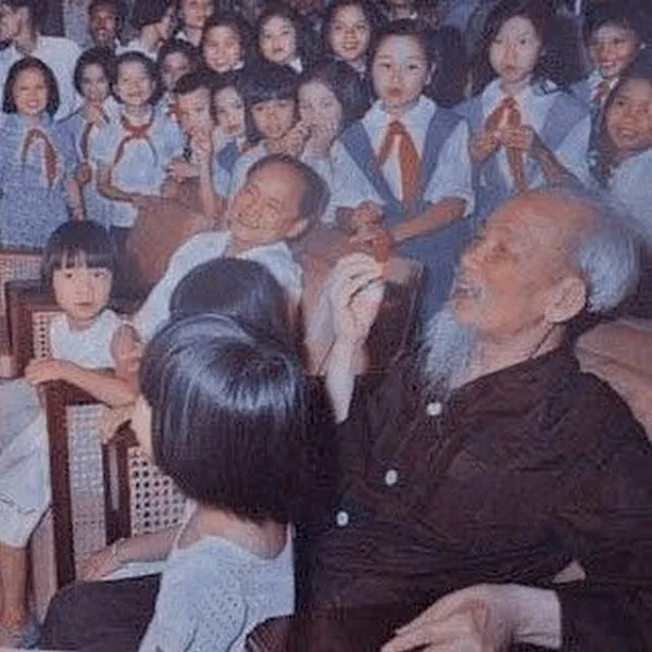 Ảnh Bác Hồ và măng non mang sự lặng yên khiến người xem đứng lại