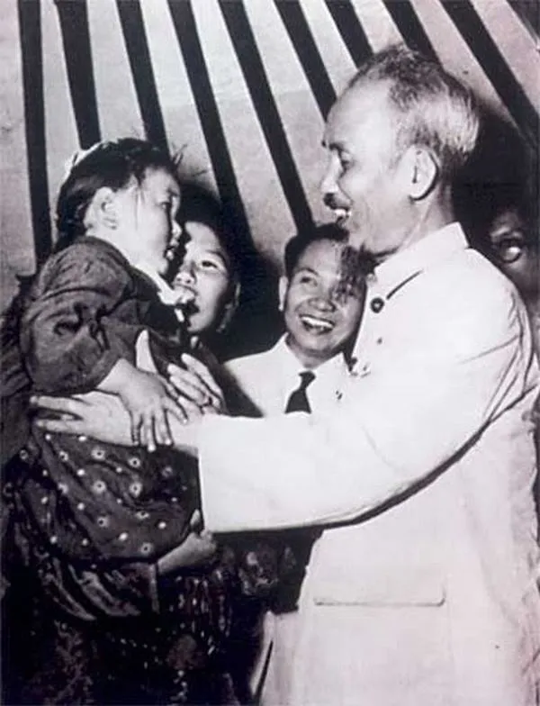 Bác Hồ giữa thiếu nhi trong cảm xúc gần gũi