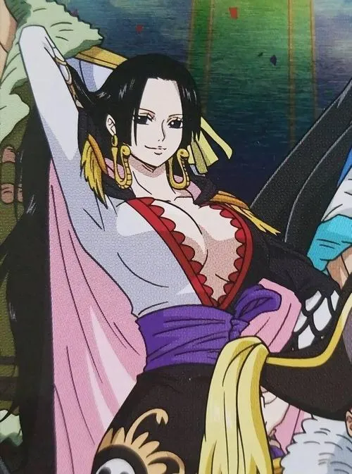 Ảnh anime Boa Hancock trong outfit sexy xanh, dáng đứng thẳng, chân dài nổi bật, nền trời thoáng tạo cảm giác tự do