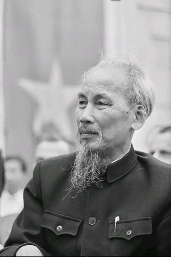 Tranh Bác Hồ điềm tĩnh với trán cao rõ nét