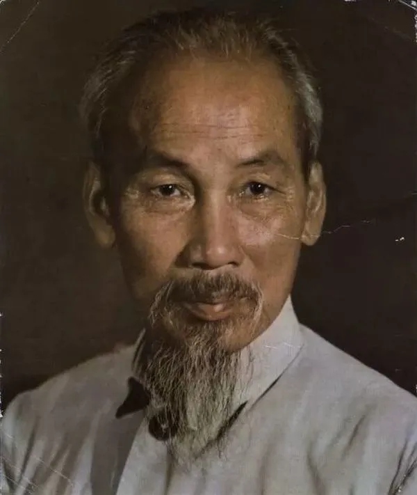 Tranh chân dung Hồ Chí Minh nền tối sâu