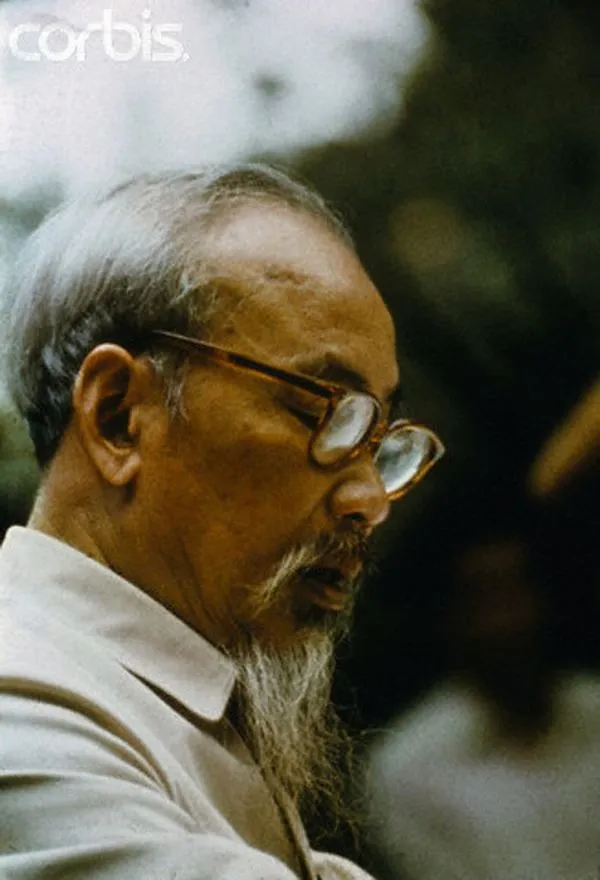 Ảnh Bác Hồ điềm tĩnh trong ánh sáng tập trung