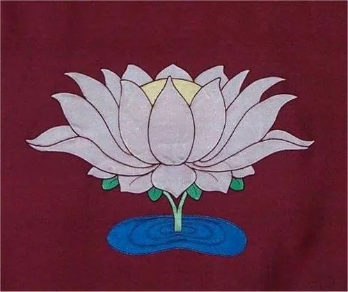 Hoa sen mọc từ bùn vươn thẳng lên tịnh độ trong im lặng