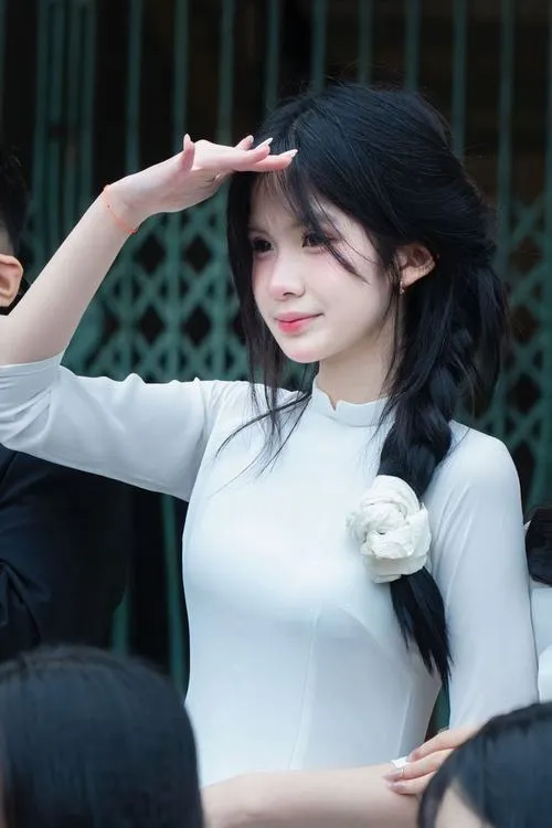 Gái xinh tóc nâu trầm dài mang mood ảnh dịu nhẹ