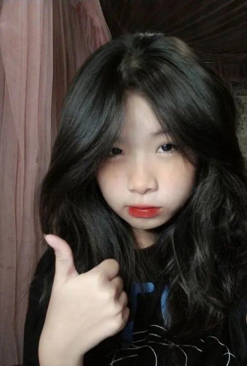 Gái xinh tóc đen dài nổi bật trên làn da sáng tinh khôi