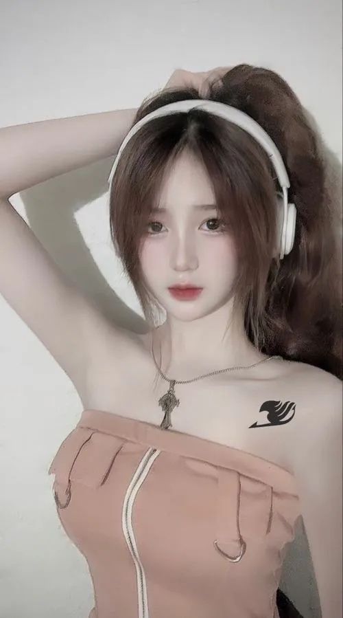 Hình ảnh trang phục nhẹ nhàng đi cùng tóc dài