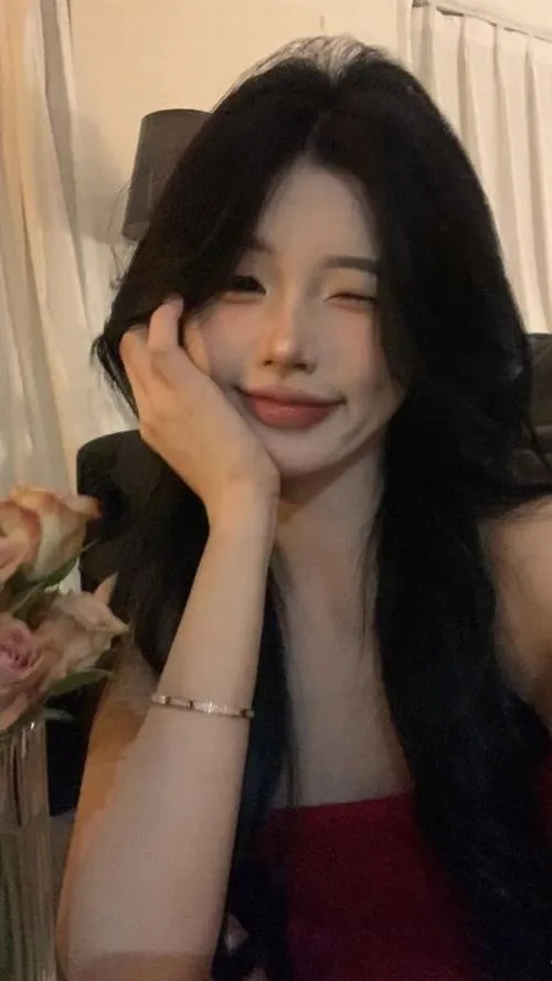 Vẻ đẹp gái xinh tóc dài luôn gợi cảm giác yên bình và dễ chịu