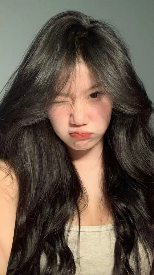 Hình ảnh tóc thướt tha dài gợi vẻ đẹp tinh khôi dịu mắt