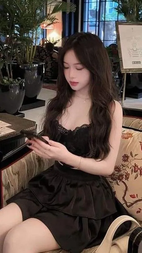 Mái tóc tạo chiều sâu cảm xúc cho hình ảnh gái xinh nghệ thuật