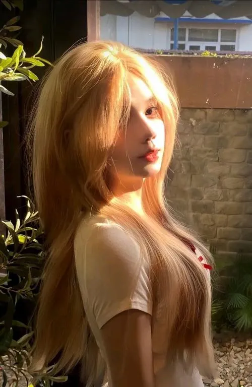 Mái tóc dài suôn mượt tạo nên sức hút rất riêng cho ảnh gái xinh