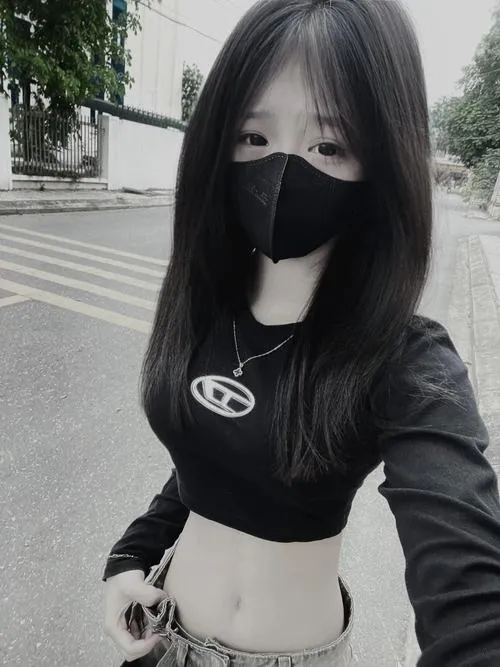 Gái xinh tóc dài buông xõa nhẹ nhàng tôn khuôn mặt hài hòa dịu dàng