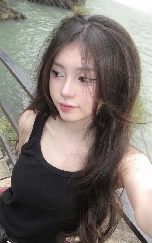 Gái xinh tóc thẳng tự nhiên rơi mềm bên ánh mắt dịu tinh tế