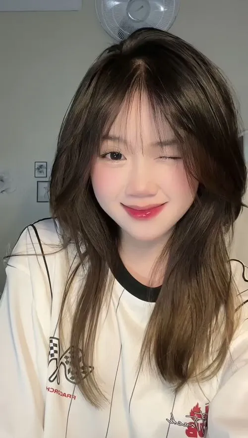 Vẻ đẹp tóc uốn nhẹ dài làm khung hình thêm mềm mại