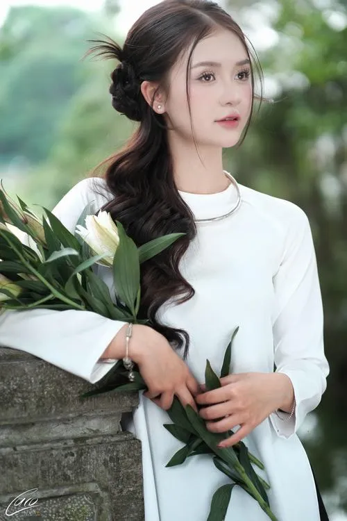 Tóc dài tôn gương mặt giúp tổng thể ảnh trở nên thanh thoát