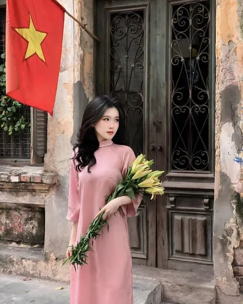 Gái xinh mặc áo dài đỏ rạng rỡ nụ cười đầu năm