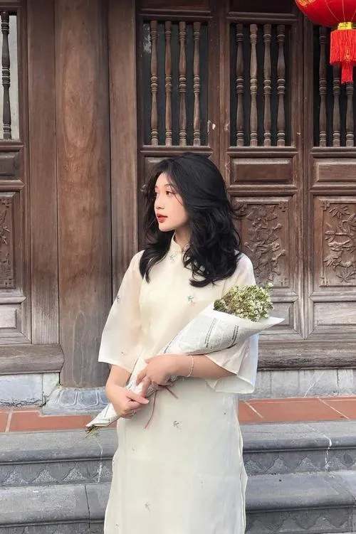 Nàng xuân áo dài hòa cùng màu đỏ may mắn đầu năm