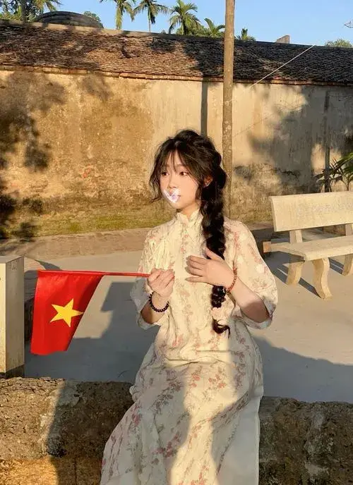 Gái xinh chụp ảnh nghệ thuật với trang phục truyền thống