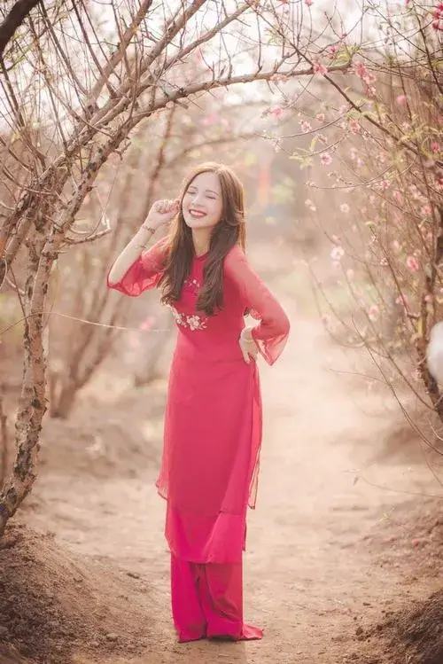 Gái đẹp diện đồ Tết phối voan nhẹ giữa phố xuân