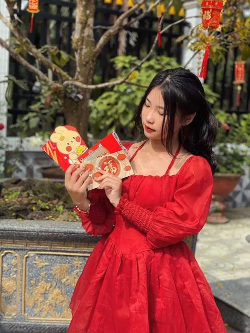 Thiếu nữ ngày Tết khoe vẻ đẹp dịu dàng trong nắng nhẹ