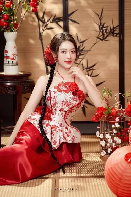 Hot girl mặc áo dài Tết mang vibe hoài cổ