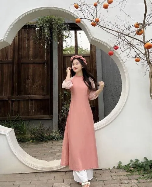 Gái xinh mặc đồ Tết giữa không gian xuân đầy hoài niệm