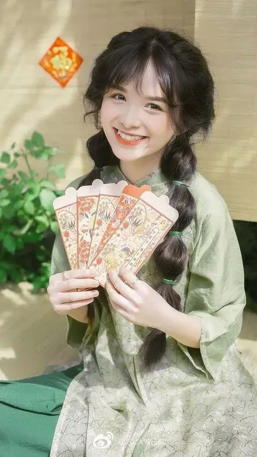 Nàng xuân áo dài lan tỏa ấm áp đầu năm mới