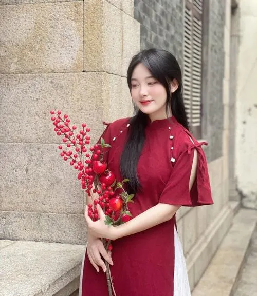 Gái xinh toát lên thần thái xuân thì rất nữ tính